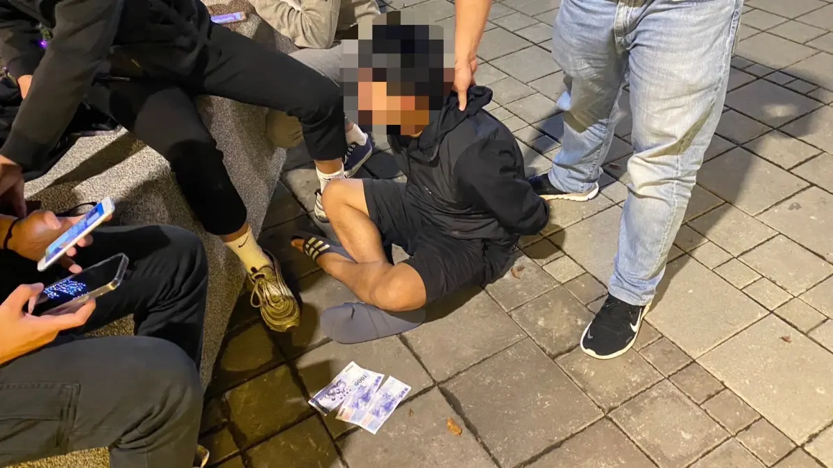 ▲羅姓男子加入某投資群組，1個月內遭詐騙57萬元，警方埋伏面交現場，順利逮捕車手賴男，並於市民廣場逮捕吳男到案，訊後依法送辦。（圖／翻攝畫面）