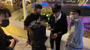 羅姓男子加入某投資群組,1個月內遭詐騙57萬元,警方埋伏面交現場,順理逮捕車手賴男,並於市民廣場逮捕吳男到案,訊後依法送辦。(圖/翻攝畫面) ▲羅姓男子加入某投資群組,1個月內遭詐騙57萬元,警方埋伏面交現場,順理逮捕車手賴男,並於市民廣場逮捕吳男到案,訊後依法送辦。(圖/翻攝畫面)
