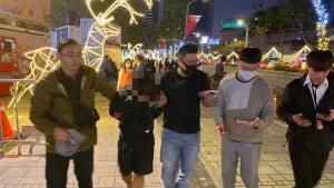 羅姓男子加入某投資群組,1個月內遭詐騙57萬元,警方埋伏面交現場,順利逮捕車手賴男,並於市民廣場逮捕吳男到案,訊後依法送辦。(圖/翻攝畫面) ▲羅姓男子加入某投資群組,1個月內遭詐騙57萬元,警方埋伏面交現場,順利逮捕車手賴男,並於市民廣場逮捕吳男到案,訊後依法送辦。(圖/翻攝畫面)