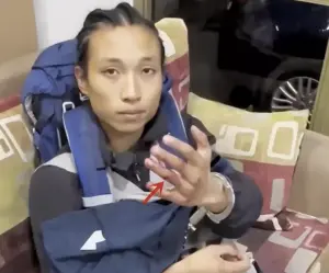 ▲衣索比亞警方也循線逮捕一名中國籍21歲男性嫌犯，在他的身上搜出小濤的手機，且其左手有傷口與不明血漬。（圖／微博）