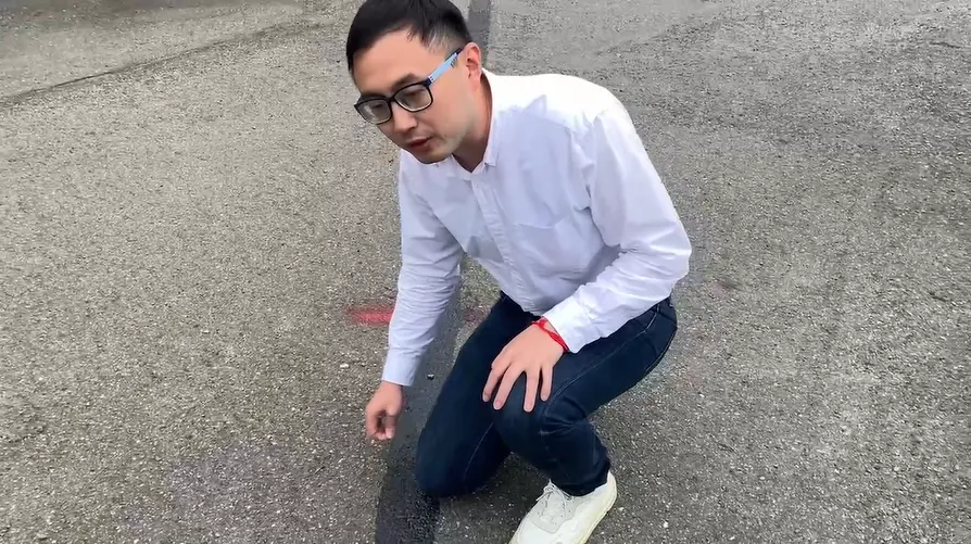 ▲對於綠營批評家族佔用國有地、停車場鐵皮違建拆了又蓋指控，廖先翔現身說明已申請鑑界確認公私交界線，有釘起來用鋼絲線做區隔。（圖 ／新北市議員廖先翔提供）