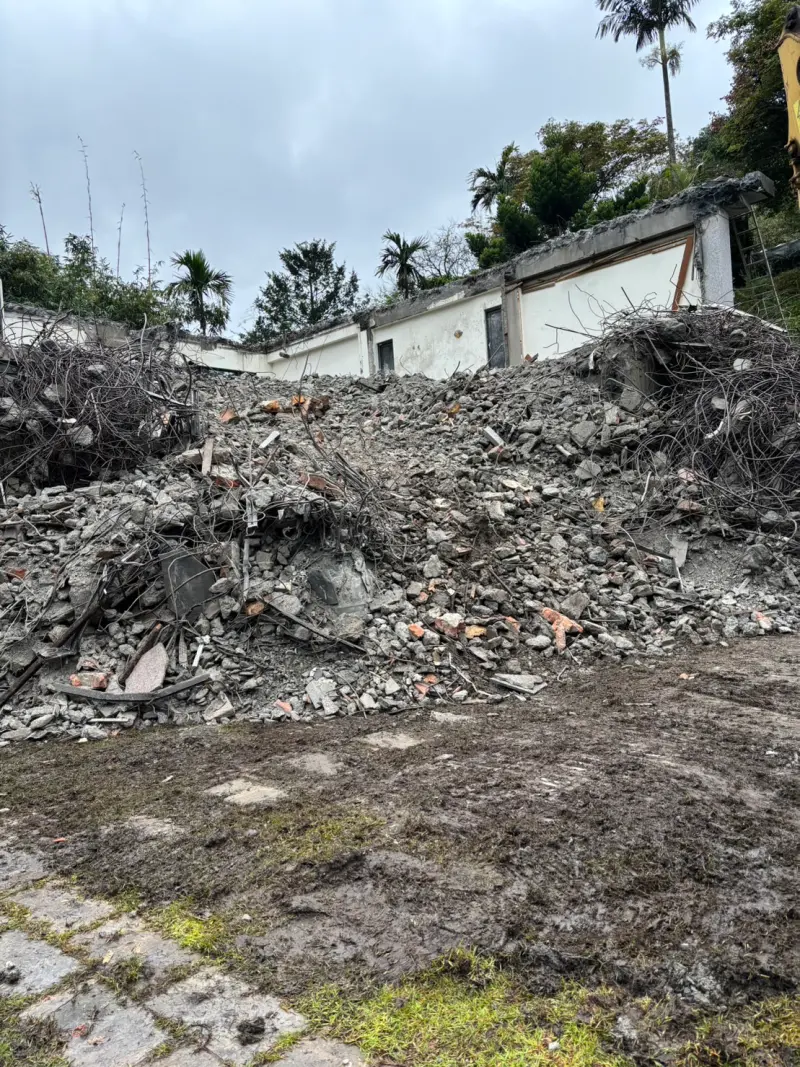 ▲廖先翔家族汐止山上建物被市府認定違建,自行僱工拆除,目前現場已拆至碎石狀態無法居住。(圖 /新北市議員廖先翔提供)