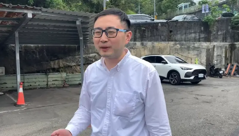 ▲對於綠營批評家族佔用國有地、停車場鐵皮違建拆了又蓋指控，廖先翔現身說明已申請鑑界確認公私交界線，有釘起來用鋼絲線做區隔。（圖 ／新北市議員廖先翔提供）