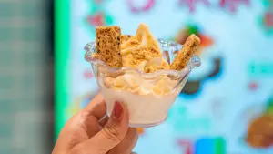 ▲爭鮮PLUS獨家販售「麵茶霜淇淋」。(圖/業者提供) ▲爭鮮PLUS獨家販售「麵茶霜淇淋」。(圖/業者提供)