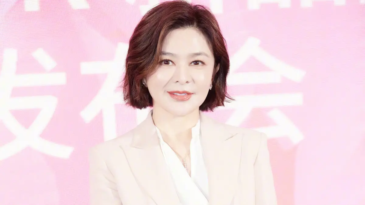 ▲「十三姨」關之琳近貌出現大小眼。（圖／翻攝自關之琳微博）