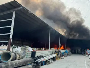 一天內跑三場！台南安定營造廠倉庫傳火警　消防員從早到晚狂滅火
