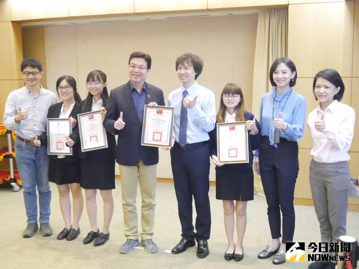 ▲由「政府出題、學生解題」的飛鳶盃公共事務個案競賽，新北市政府頒發提出犬隻米克斯認養率解方的青年學生感謝狀。（圖 ／記者吳嘉億攝，2023.11.29）
