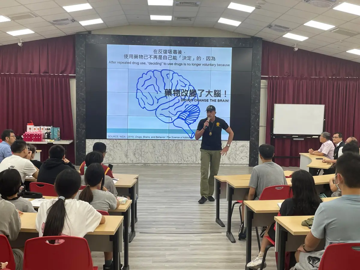 ▲桃園市警局少年隊請來外籍講師Andrew Malanga分享他在美國緝毒署攻堅查緝毒梟的經驗。（圖／桃園市警局少年隊提供）