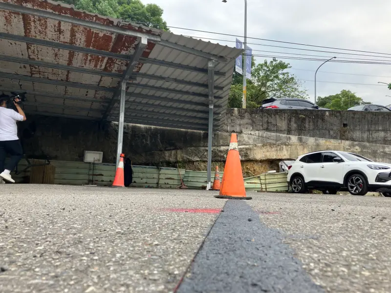 ▲對於綠營指控停車場鐵皮違建拆了又蓋指控，廖先翔說明已申請鑑界確認公私交界線，有釘起來用鋼絲線做區隔。（圖 ／新北市議員廖先翔提供）