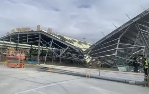台中烏日籃球場「光電工程做到一半」鐵皮倒塌！屋頂慘遭對折兩半
