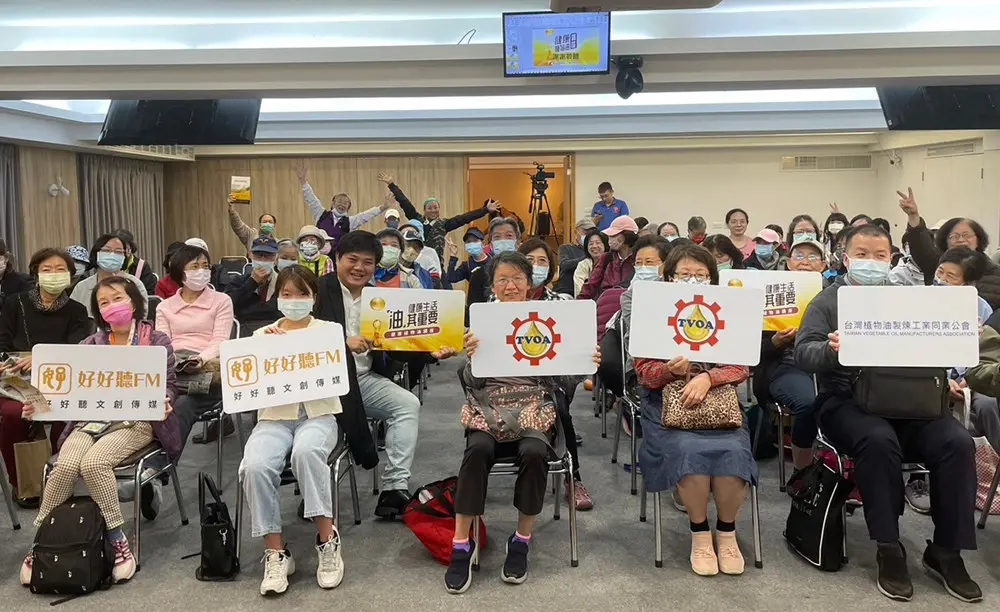 ▲主講者吳旻寰（二排左３）與當天參加者開心合影。（圖／品牌提供）