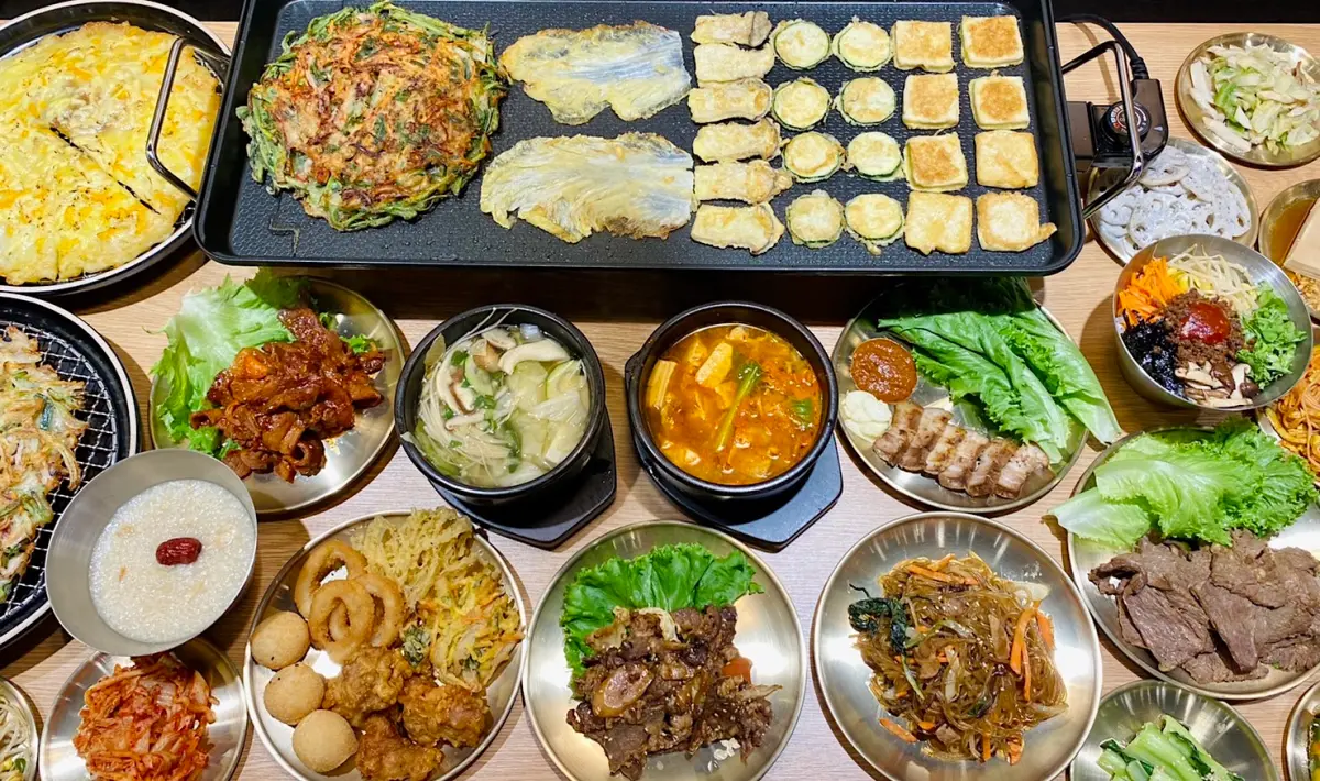 ▲韓國「江陵阿嬤강릉할매」創新「韓式泡菜豆腐鍋」吃到飽，烤肉、韓式炸雞、拌飯、煎餅、炒冬粉等30種韓食無限量供應每人498元，12月1日西門町開幕「兩人同行第二人免費」優惠。（圖／記者蕭涵云攝）