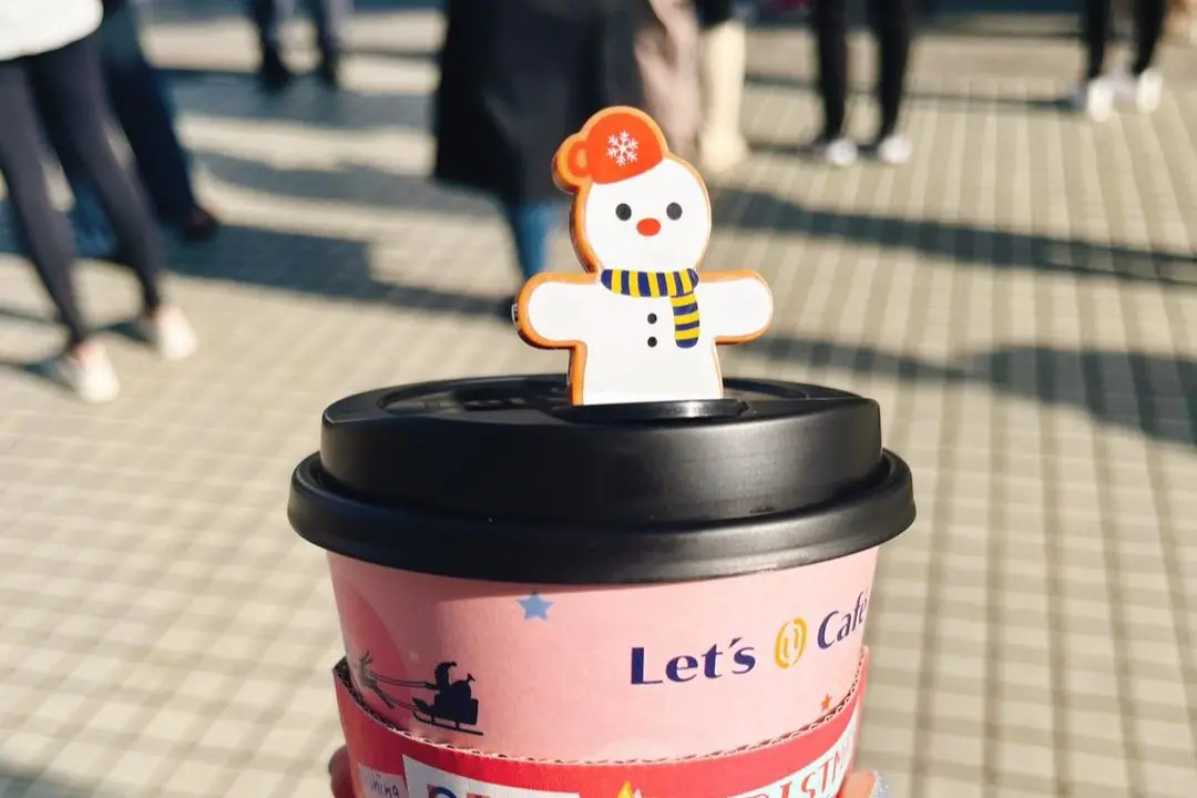 ▲周四起又一波東北季風來襲，北台急速降溫，超商熱咖啡喝起來，全家推9元加購聖誕杯塞，7-11將祭出精品美式、拿鐵買7送4。（圖／業者提供）