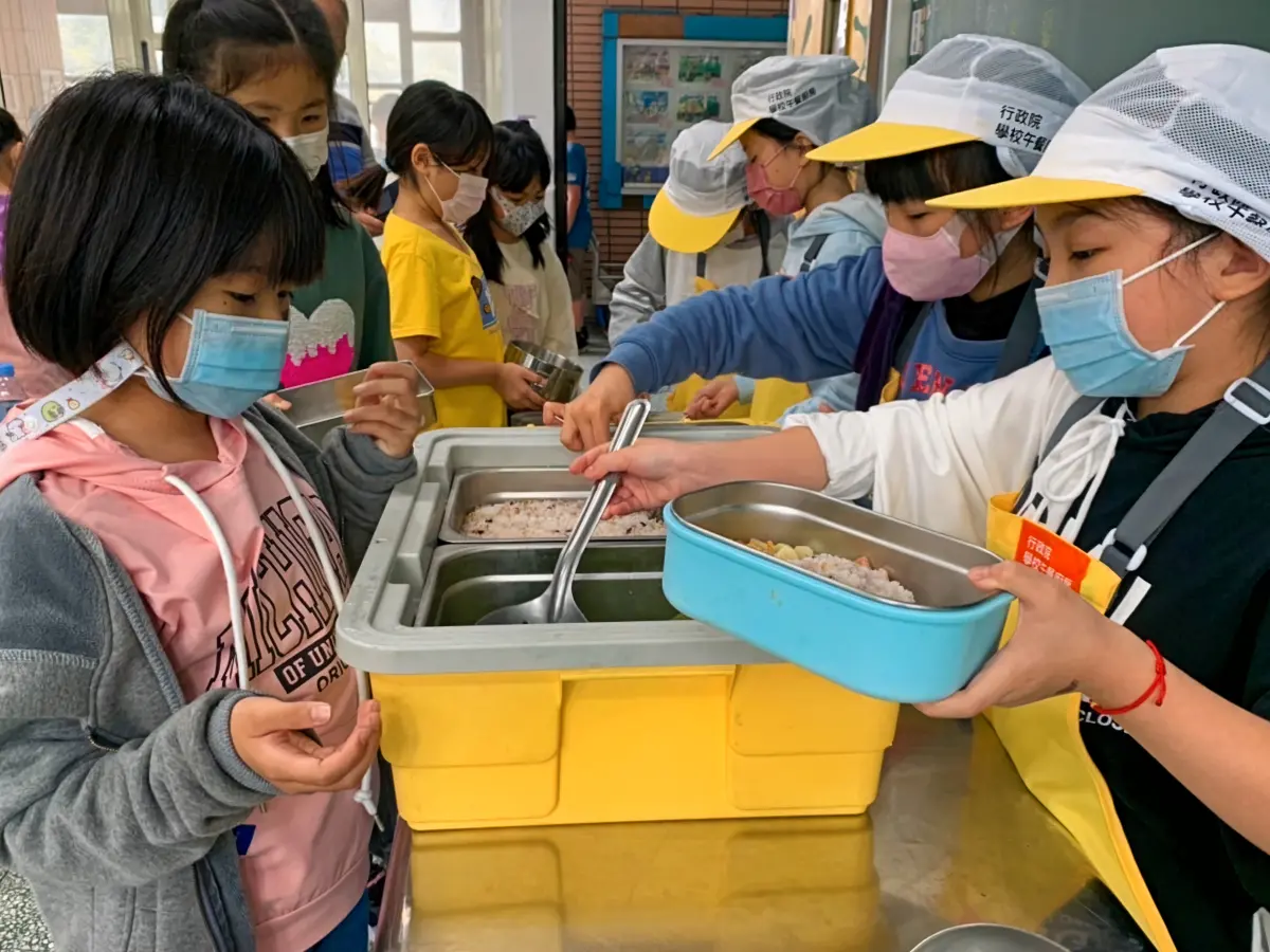 ▲基隆市通過學校午餐自治條例，確保學童安心享用學校午餐。（圖 ／基隆市政府教育處提供）