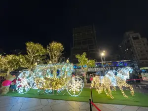 ▲戶外燈飾打卡點，「奇幻旋轉木馬」等無死角浪漫華麗燈飾。（圖／記者鍾怡婷攝）