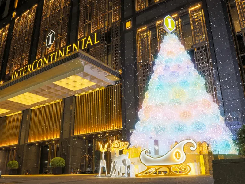 ▲酒店戶外8米高度、由182顆大型燈球組成的聖誕樹，獲封「夢幻棉花糖」聖誕樹，指定時間還有浪漫雪景和聖誕樹光影展演。（圖／高雄洲際酒店提供）