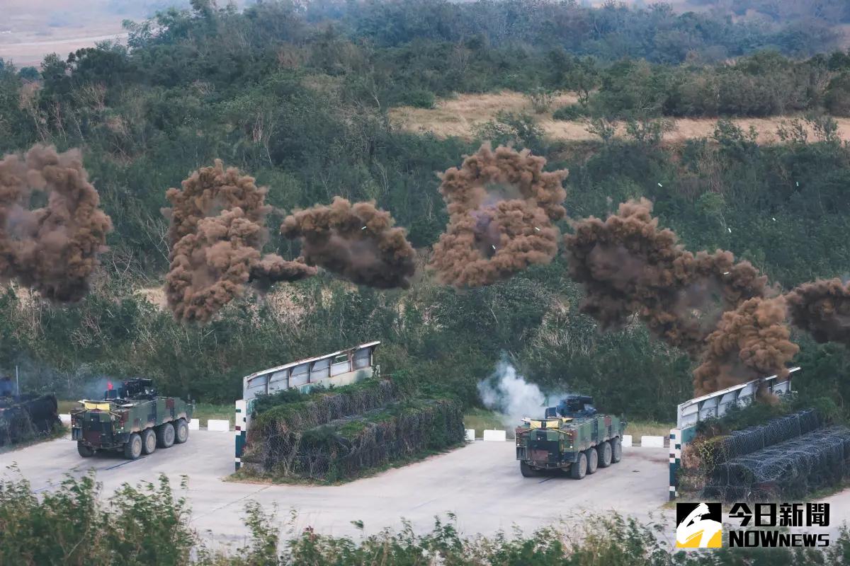 ▲三軍聯勇操演，旅實彈測考29日登場，陸軍蘭陽地區指揮部機步2營裝步戰鬥車在火力攻擊後，發射煙幕彈實施轉進。（圖／記者莊全成攝，2023.11.29）