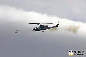 ▲陸航AH-1W攻擊直升機發射火箭，向敵軍進行火力制壓。（圖／記者莊全成攝，2023.11.29）