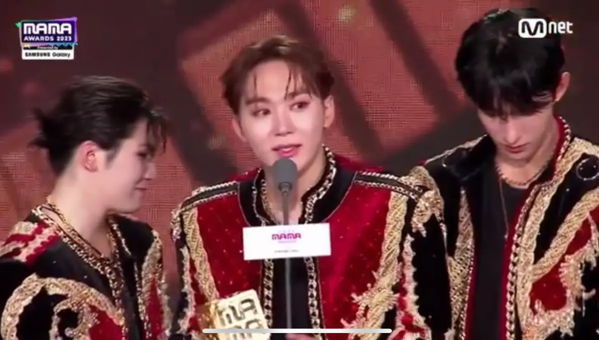 ▲SEVENTEEN奪MAMA最佳專輯年度大賞，勝寬淚謝ASTRO已故團員文彬。（圖／翻攝MAMA X）
