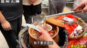 ▲事實上,這種牛肉泡麵的賣法一開始是在大陸相當流行,不少老闆直接當流動攤販販售,生意也是非常好,一碗價格22元至35元人民幣不等。(圖/麥總去哪吃臉書) ▲事實上,這種牛肉泡麵的賣法一開始是在大陸相當流行,不少老闆直接當流動攤販販售,生意也是非常好,一碗價格22元至35元人民幣不等。(圖/麥總去哪吃臉書)