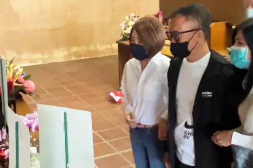 于美人奔柯辰勳靈堂哀悼 見牌位淚崩「一個鮮活生命變成一張紙」