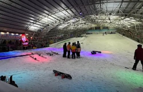 ▲位於新竹的小叮噹科學主題樂園有全台灣最大的「室內滑雪場」備受好評。(圖/Google評價) ▲位於新竹的小叮噹科學主題樂園有全台灣最大的「室內滑雪場」備受好評。(圖/Google評價)