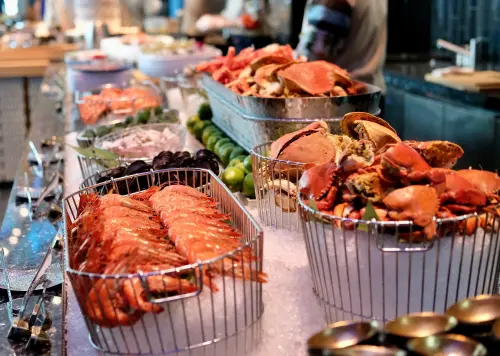 ▲創下Buffet史上最高價的「饗A Joy」，一次提供多樣高檔海鮮，松葉蟹、龍蝦、生蠔等。（圖／記者葉盛耀攝）