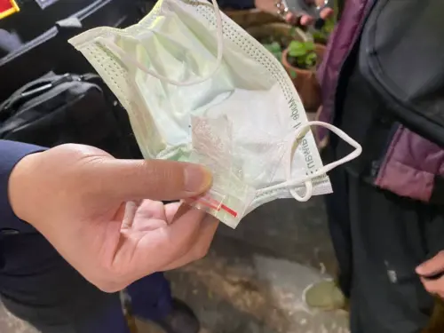 警方查獲男子藏在口罩內的2包毒品。(圖 /翻攝畫面) ▲警方查獲男子藏在口罩內的2包毒品。(圖 /翻攝畫面)