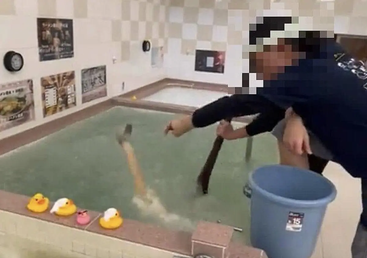 ▲東京一間老字號澡堂「小杉湯」，竟與當地拉麵店合作，在浴池內加入豚骨高湯，推出期間限定「博多豚骨拉麵湯浴池」。（圖／翻攝自@livedoornews推特）