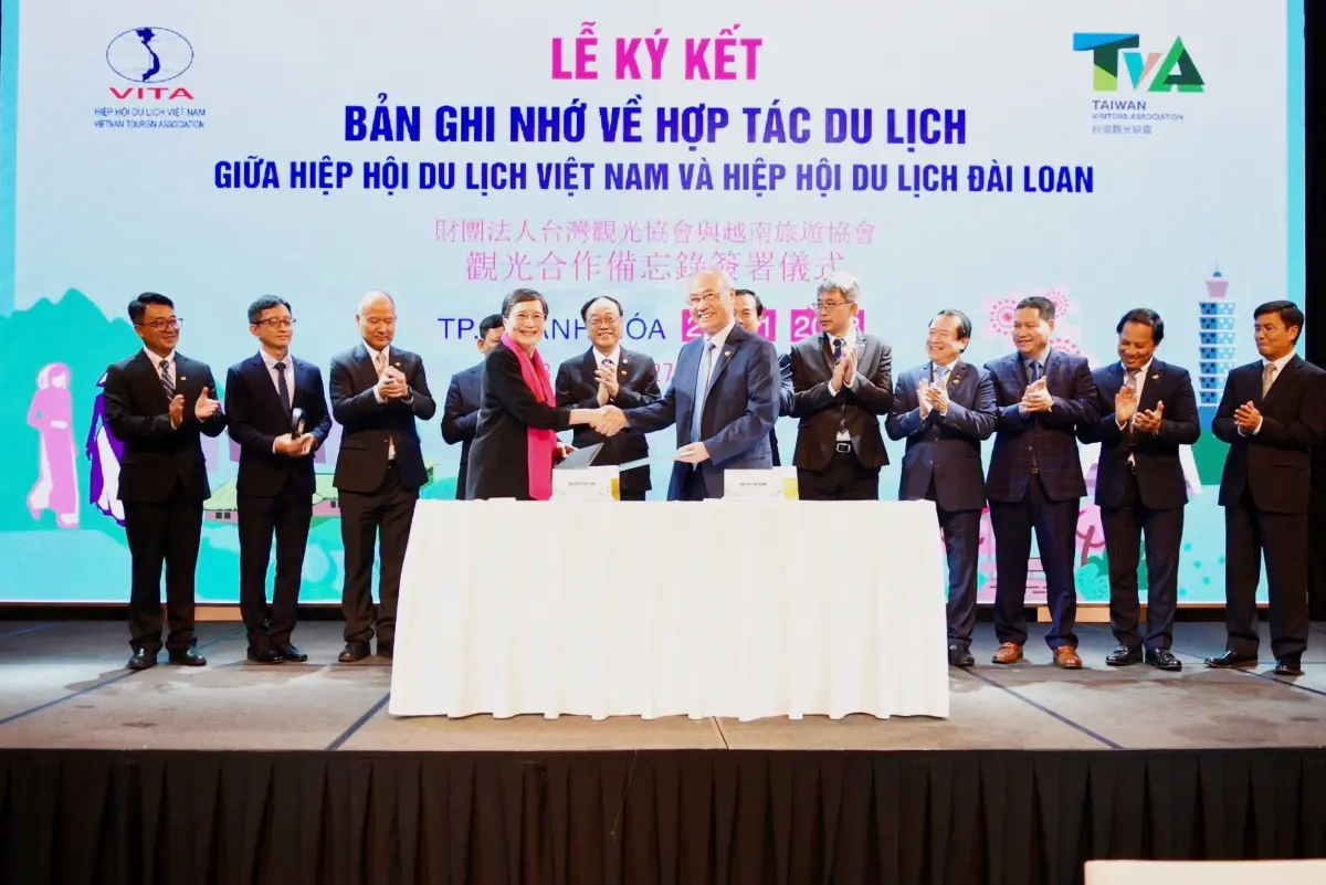 ▲ 台灣觀光協會葉菊蘭會長與越南旅遊協會主席武世平（Vu The Binh）共同簽署合作備忘錄。（圖／台灣觀光協會提供）