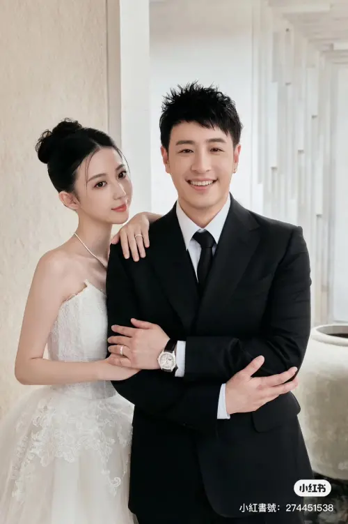 ▲潘瑋柏（右）結婚3年後才和宣云（左）補辦婚禮、公開婚紗照。（圖／宣云小紅書）