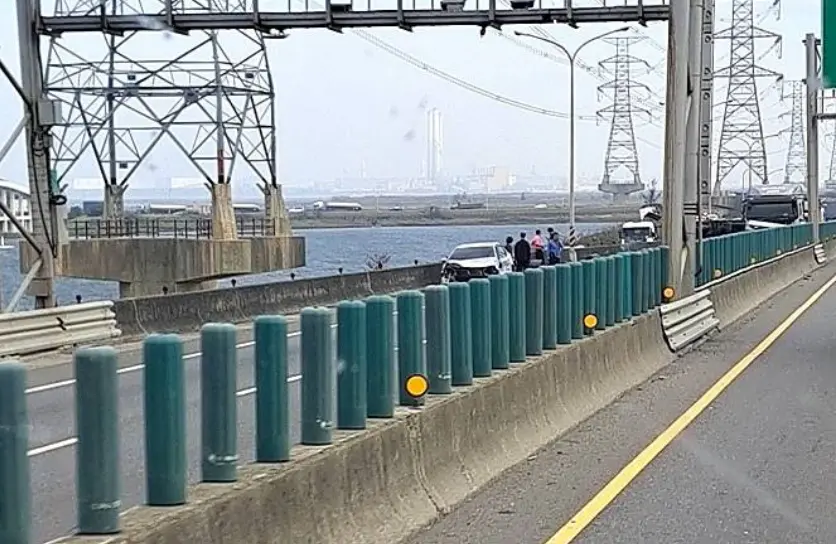 ▲台61線今（30）日上午發生三車連環撞事故。（圖／翻攝自記者爆料網）