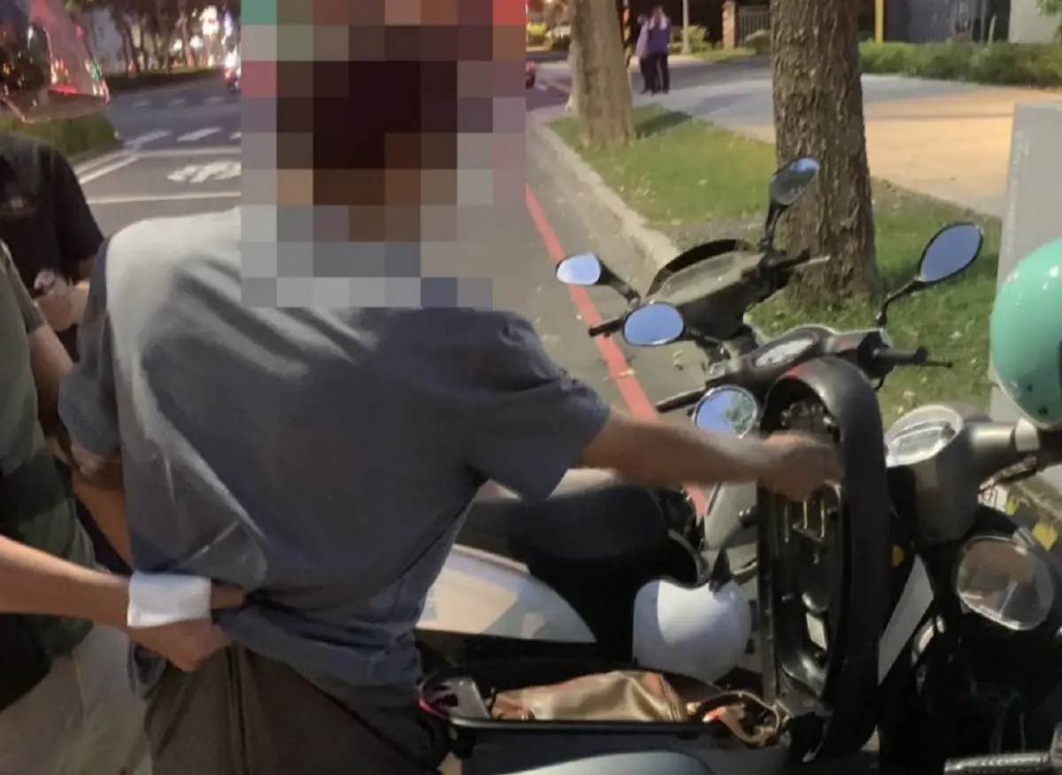 ▲陳嫌伺機尋找目標犯案，遭警方當場目擊及蒐證徒手扳開一部機車置物箱，從內竊取皮夾一個(內有證件、提款卡及現金新臺幣9000元)，隨即當場逮捕犯嫌。(圖／記者郭凱杰翻攝)