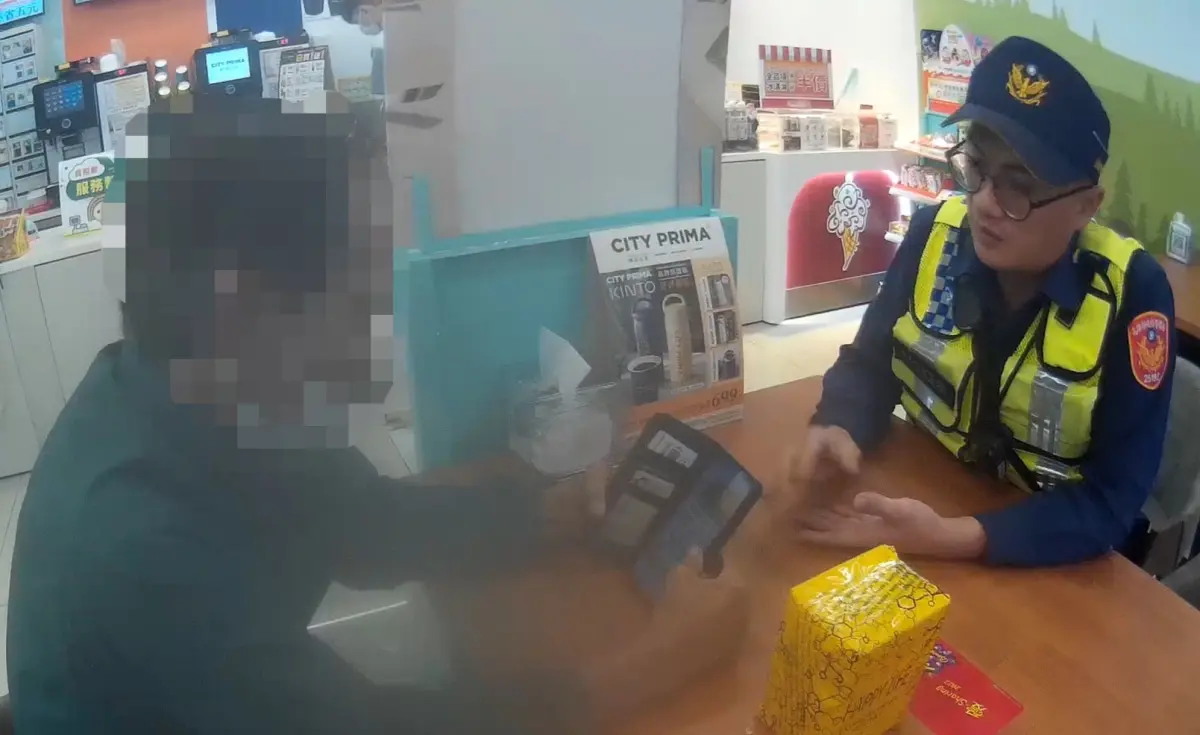 ▲楊姓老翁在聊天軟體認識一名年輕女子，謊稱要存放兩人結婚基金，老翁信以為真竟到超商要寄送金融卡與密碼，所幸超商店員機警報案。（圖／記者郭凱杰翻攝）