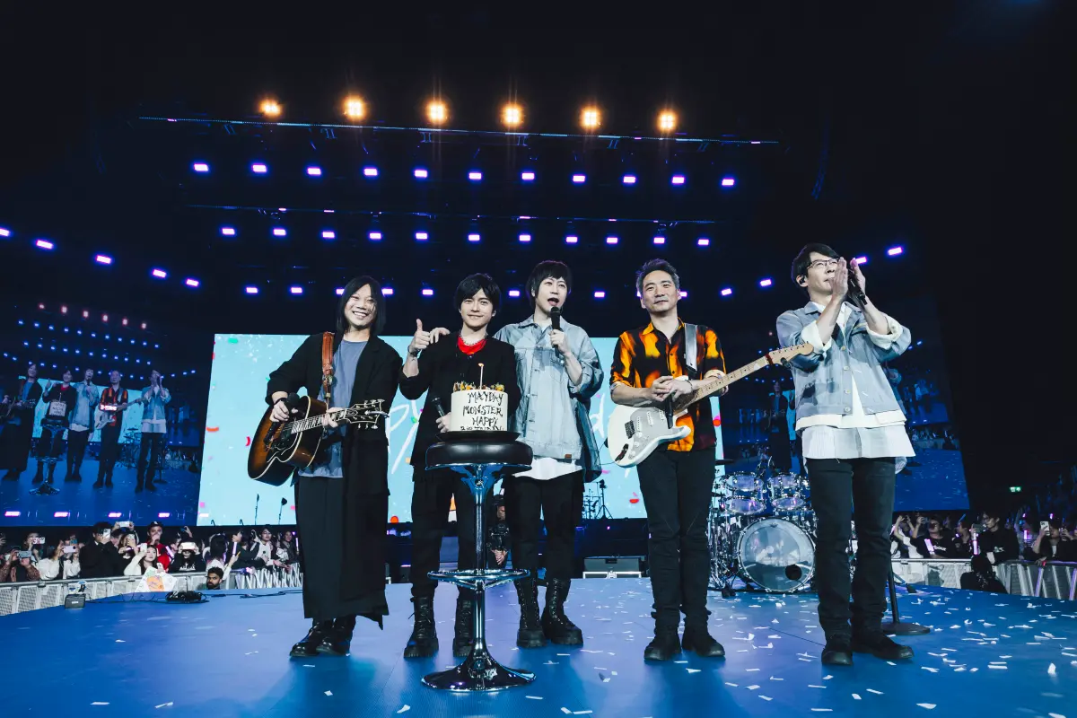 ▲五月天倫敦開唱，阿信（中）在當地超市遇到粉絲，卻因為沒帶錢無法請客。（圖／相信音樂提供）