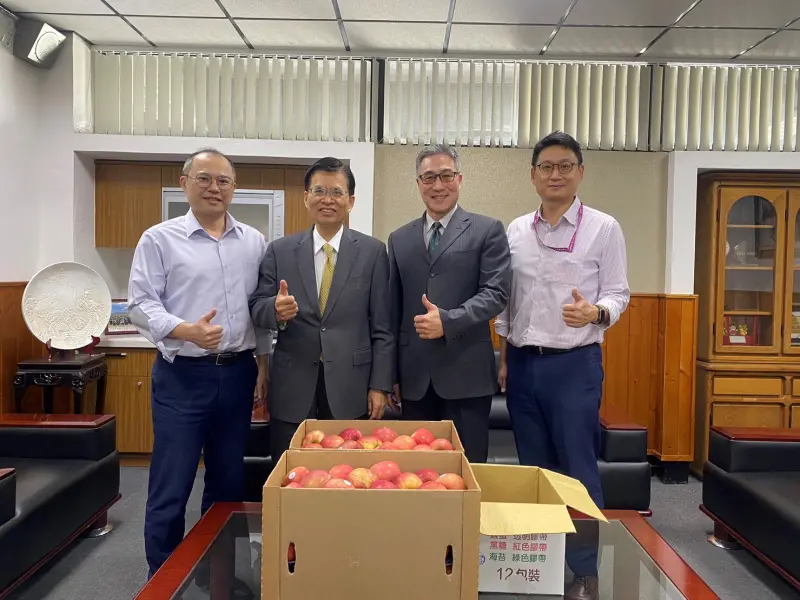 ▲臺中高分檢檢察長嘉勉中檢查賄辛勞 中檢檢察官助理辦公室啟用（圖/記者鄧力軍翻攝）