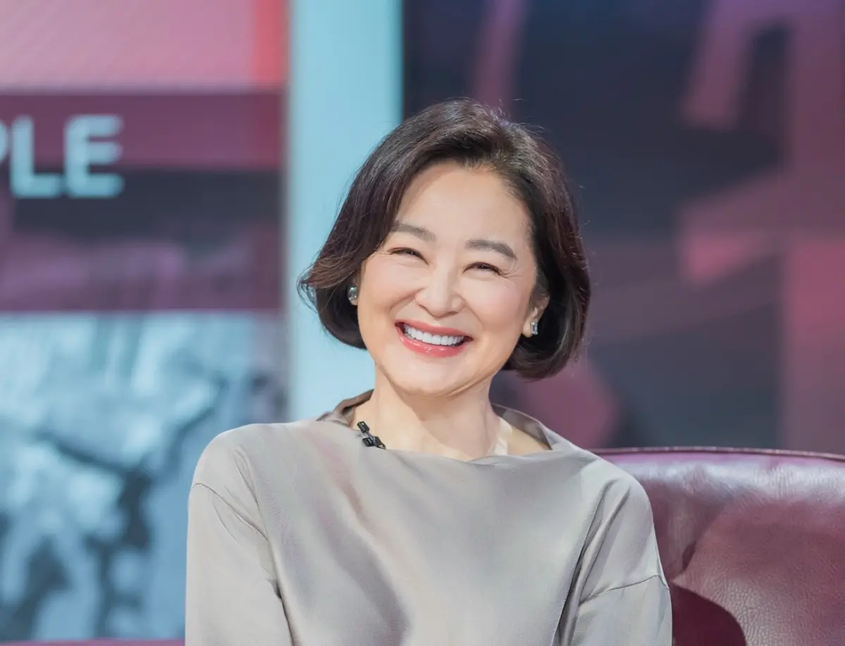 ▲林青霞金馬獎當天發生危機狀況，上樓梯時不慎扭到腳，好在她機靈用「東方不敗」的霸氣姿勢化解危機。談到過去拍戲經歷，拍《新龍門客棧》時遭飛箭誤傷眼睛，險些造成失明，相當驚險。（圖／TVBS提供）