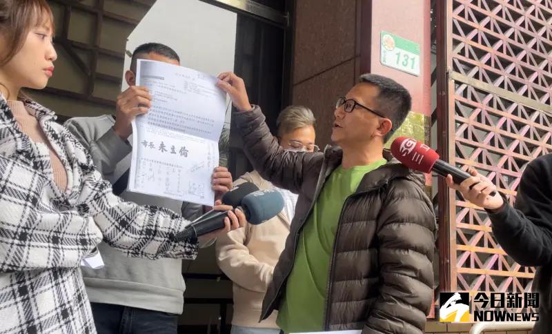 ▲「玩色創意」負責人呂忠吉,質疑國民黨總統候選人侯友宜涉及「包庇」喬案疑雲,向台北地檢署告發侯友誼涉嫌包庇罪。(圖/記者潘千詩攝,2023.11.30)