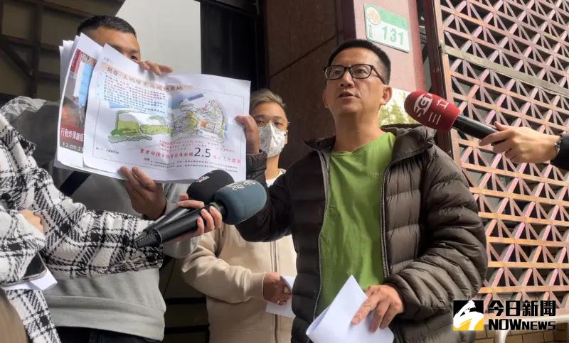 ▲「玩色創意」負責人呂忠吉,質疑國民黨總統候選人侯友宜涉及「包庇」喬案疑雲,向台北地檢署告發侯友誼涉嫌包庇罪。(圖/記者潘千詩攝,2023.11.30)