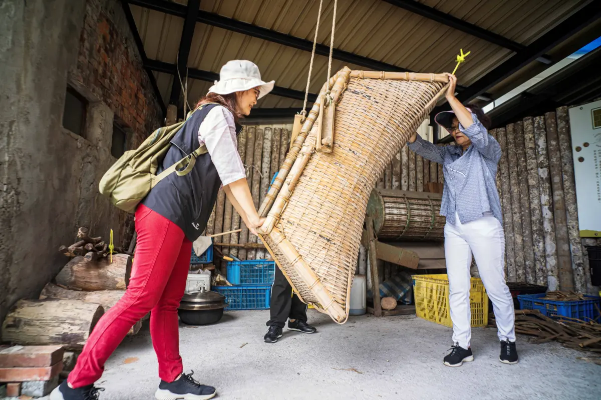 ▲林淑菁(左)離鄉打拼逾30年，中年鮭魚洄游，在勞動部多元就業開發方案的幫助下，順利回到家鄉穩定就業（圖／勞動力發展署雲嘉南分署提供）