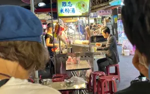 《孤獨的美食家》現身台灣饒河夜市！松重豐品嚐這小吃　粉絲嗨翻
