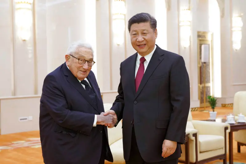 ▲美國前國務卿季辛吉（Henry Kissinger）辭世，中國國家主席習近平向美國總統拜登致唁電，稱代表中國政府和中國人民，並以個人的名義，對季辛吉逝世表示深切的哀悼與誠摯的慰問。圖為今年7月季辛吉訪中資料照。（圖／美聯社）