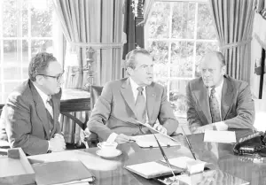 ▲季辛吉（左）與美國時任總統尼克森（中）、副總統福特（右）發表談話。（圖／美聯社／達志影像）