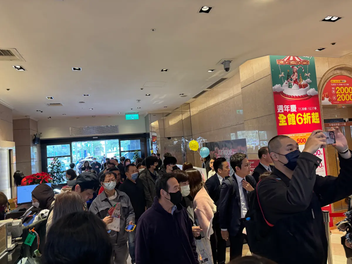 ▲新光三越台北站前店週年慶首日，預估人潮可達6萬人，業績狂飆4億元。（圖／記者鍾怡婷攝）