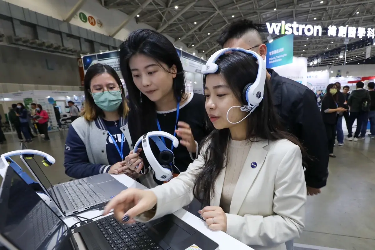 ▲2023台灣醫療科技展今（30）日登場，陽明交大展示穿戴式腦機介面發展技術。（圖／陽明交大提供）