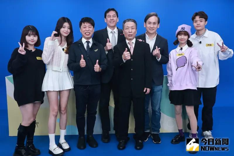 ▲《NOWnews今日新聞》的《鄉民大學問》節目，由藝人郭子乾扮演的郭董「郭台鳴」主持，邀請基隆市議員張之豪、新北市板橋立委參選人葉元之、媒體人黃暐瀚與大學生代表一起討論本週熱門政治議題。（圖／記者葉政勳攝， 2023.11.30）