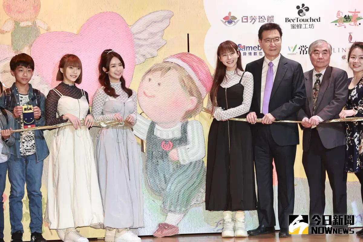 ▲「桃猿樂天」啦啦隊女神林襄與趙少康同台。（圖／記者葉政勳攝 , 2023.11.30）