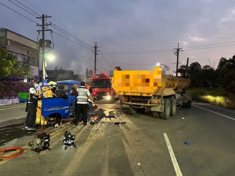 ▲燕巢區安北路今天清晨5點多1輛砂石車駕駛疑因違規跨越雙黃線左轉，導致小貨車閃避不及發生追撞，小貨車駕駛送醫傷重不治，同車女友受傷送醫。（圖／記者郭凱杰翻攝）