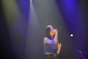 ▲milet入睡前會伴白噪音助眠,喜歡下雨聲、燒柴聲。(圖/大鴻藝術提供) ▲milet入睡前會伴白噪音助眠,喜歡下雨聲、燒柴聲。(圖/大鴻藝術提供)