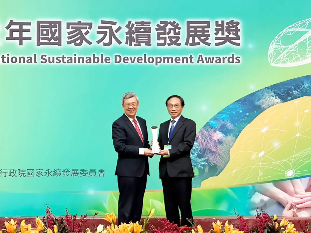 ▲高市府工務局榮獲國家永續發展獎「政府機關類」獎項，由行政院院長陳建仁親自頒獎。(圖／高市府提供)